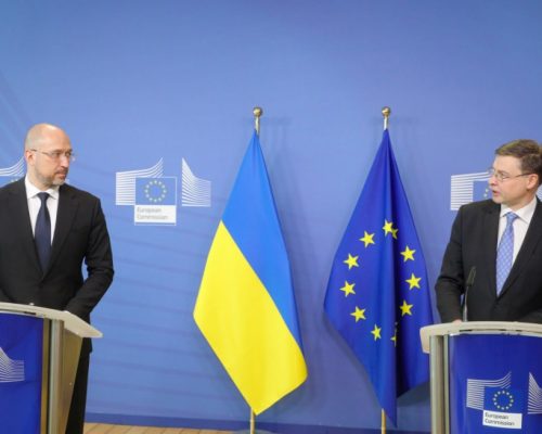 ЄС допоможе Україні з отриманням додаткових партій вакцини проти COVID-19 — Денис Шмигаль під час візиту в Брюссель