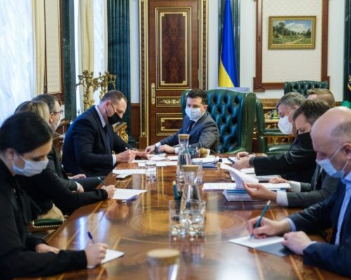 Вакцина проти коронавірусу буде в Україні найближчим часом: Президент пришвидшує постачання у межах своїх повноважень