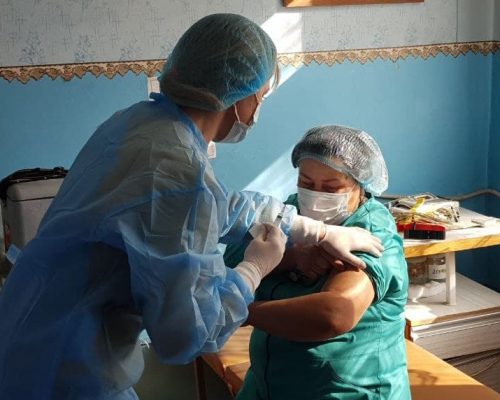 На Житомирщині триває перший етап вакцинації від COVID-19: щеплення зробили медичним працівникам Черняхівського ТМО. ВІДЕО