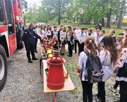 «Запобігти. Врятувати. Допомогти»: рятувальники навчали учнів правилам пожежної безпеки