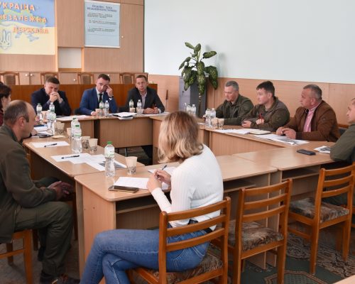 У стінах Житомирської райдержадміністрації триває діалог з представниками громад щодо створення нових лісів.