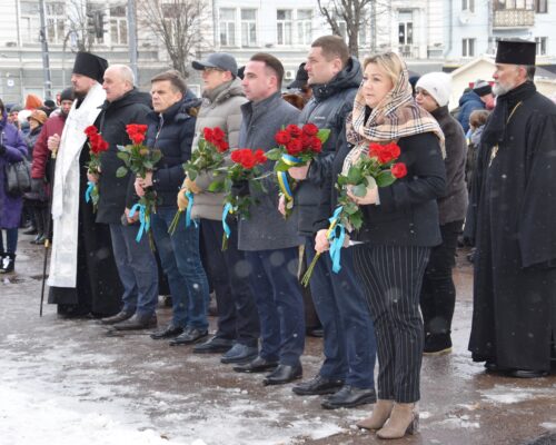 Покладання квітів, урочиста хода та створення живого коридору «Ланцюг єдності» до Дня Соборності України