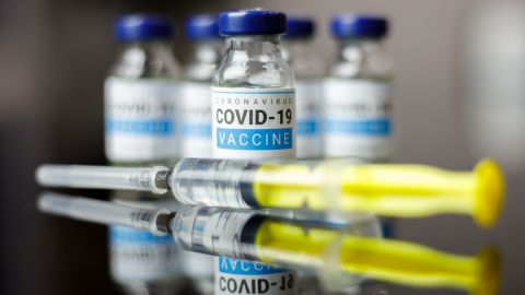 Вже 49% дорослого населення України отримали принаймні одну дозу вакцини від COVID-19