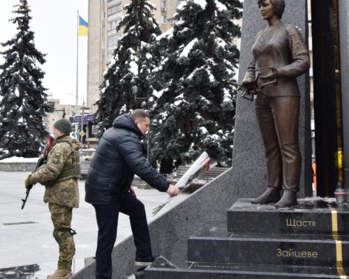 Покладання квітів до пам’ятника ”Захисникам України у війні з російським агресором”