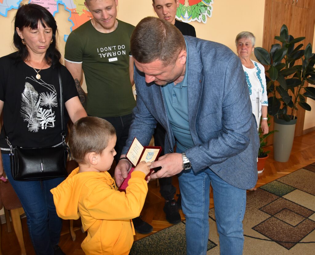 Олександр Хомич вручив державні нагороди родинам полеглих військовослужбовців з Житомирського району
