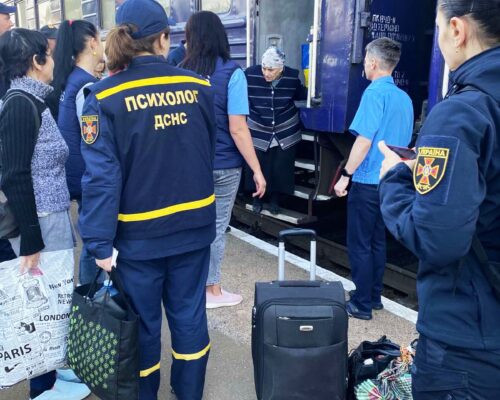 Чергова хвиля вимушених переселенців із Донеччини сьогодні вранці прибула евакуаційним потягом до Житомирського району