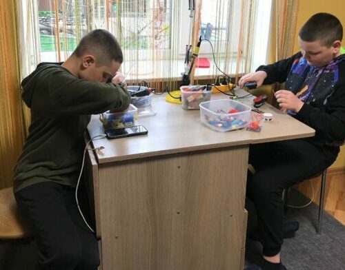 Підлітки з Коростишева виготовили для військових павербанки з електронних сигарет