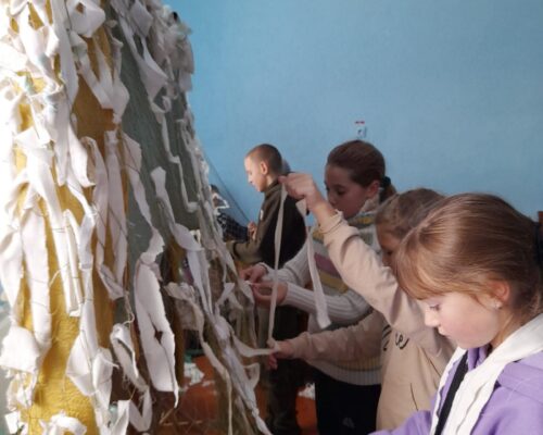 Школярі Іванівського ліцею Березівської сільської ради передали на передову маскувальні сітки та окопні свічки